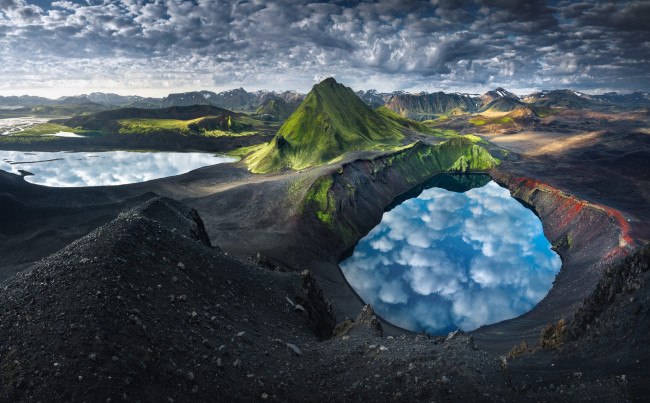 Обои картинки фото природа, реки, озера, небо, облака, горы, озеро, отражение, скалы, даль, рельеф, озёра