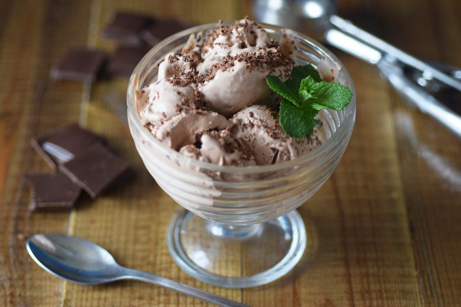 Обои картинки фото еда, мороженое,  десерты, мята, шоколадное, шоколад