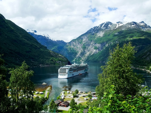 Обои картинки фото geiranger, fjord, норвегия, корабли, лайнеры, горы, корабль, река, домики