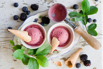 Картинка еда мороженое +десерты ягоды вафли