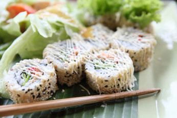 Картинка еда рыба +морепродукты +суши +роллы рис роллы суши японская кухня соус кунжут водоросли
