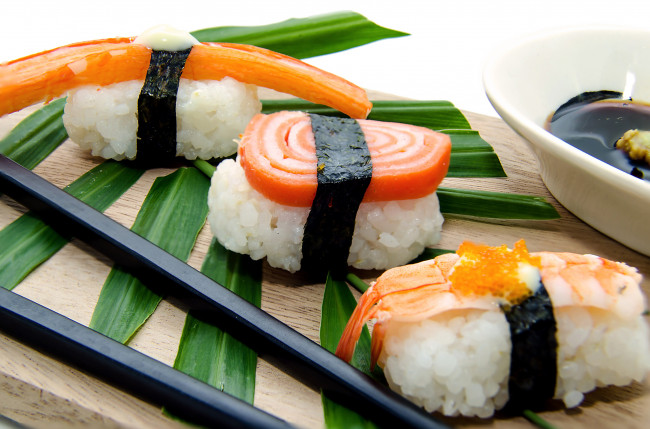 Обои картинки фото еда, рыба,  морепродукты,  суши,  роллы, палочки, листья, водоросли, рис, роллы, суши, японская, кухня