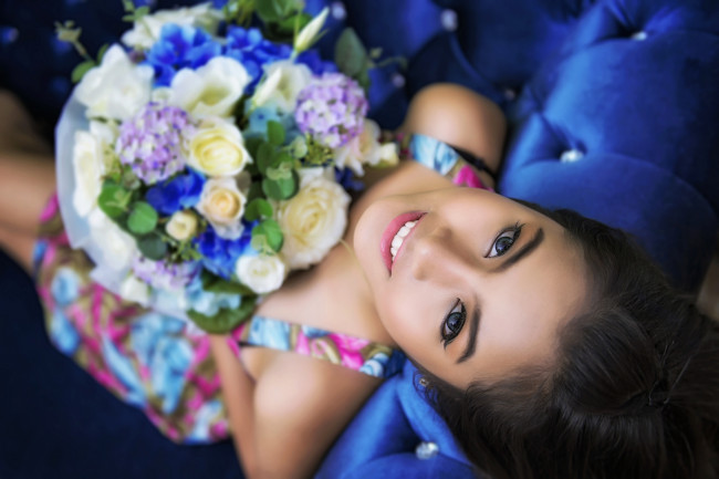 Обои картинки фото девушки, -unsort , азиатки, боке, настроение, взгляд, букет, цветы, улыбка, лицо, азиатка