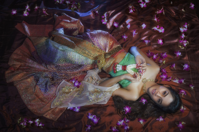 Обои картинки фото девушки, -unsort , азиатки, наряд, азиатка, орхидеи, цветы, украшения