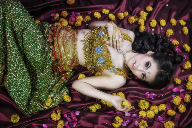 Обои картинки фото девушки, -unsort , азиатки, наряд, азиатка, лепестки, цветы, украшения