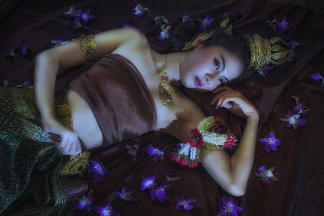 Обои картинки фото девушки, -unsort , азиатки, орхидеи, цветы, наряд, украшения, азиатка
