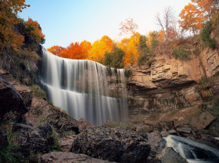 Картинка природа водопады небо лес осень деревья скалы камни поток