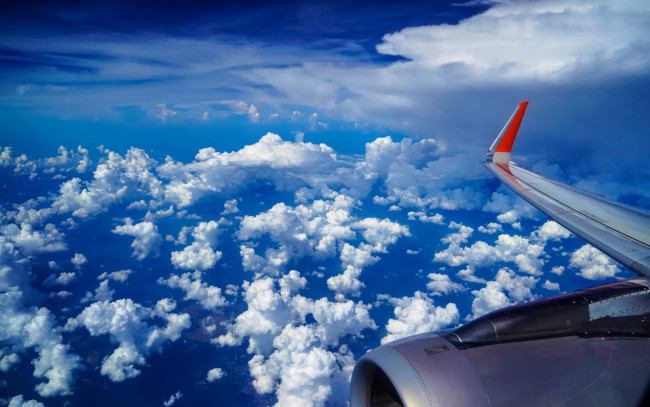 Обои картинки фото природа, облака, под, крылом, самолёта, крыло, самолёт, небо