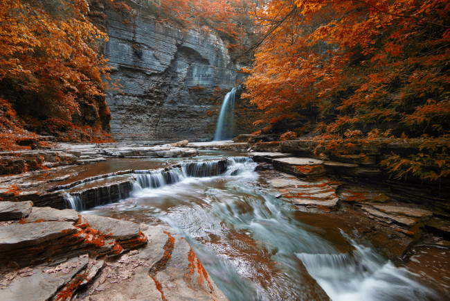 Обои картинки фото природа, водопады, скала, осень, деревья, лес, река