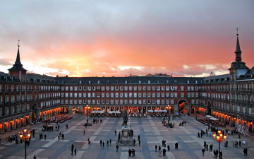 Картинка города мадрид+ испания туристы фонари площадь