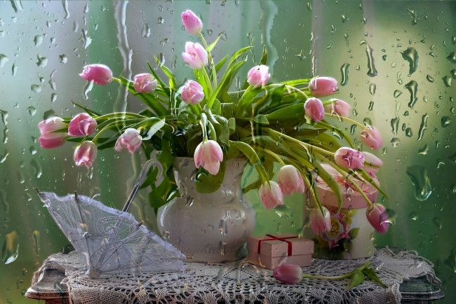 Обои картинки фото цветы, тюльпаны, ваза, подарок, зонтик, букет