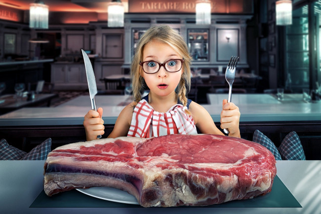 Обои картинки фото юмор и приколы, девочка, кусок, мясо, огромный