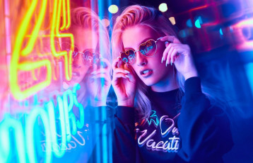 Картинка девушки -unsort+ блондинки +светловолосые неон реклама блондинка очки свитер