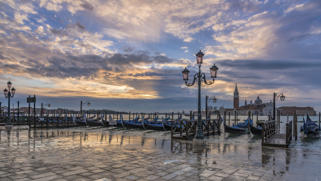 Обои картинки фото корабли, лодки,  шлюпки, венеция, канал, гондолы, италия, фонарь