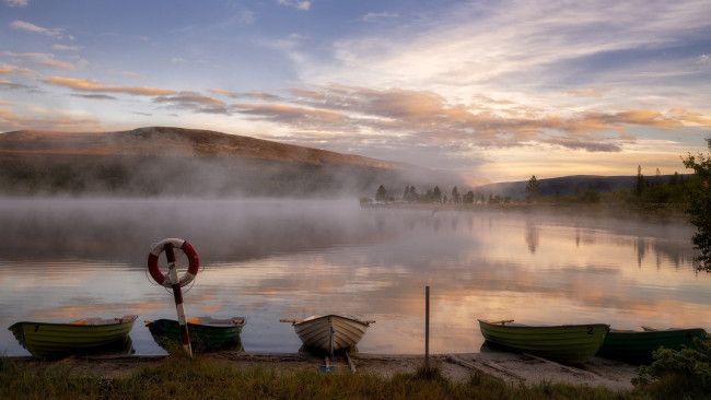 Обои картинки фото корабли, лодки,  шлюпки, горы, озеро, туман