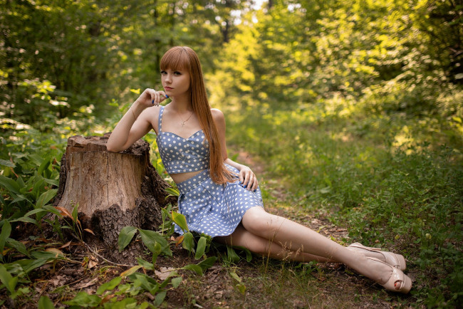 Обои картинки фото девушки, - рыжеволосые и разноцветные, лес, пень, рыженькая, поза