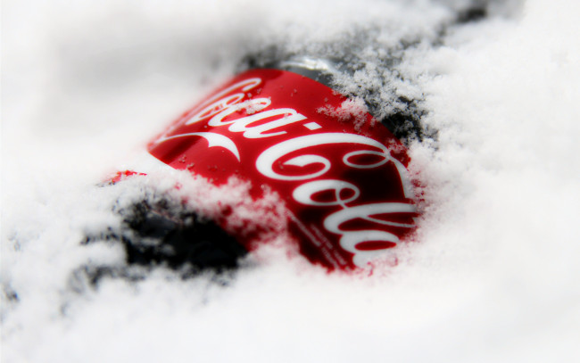 Обои картинки фото бренды, coca-cola, напиток, снег, бутылка