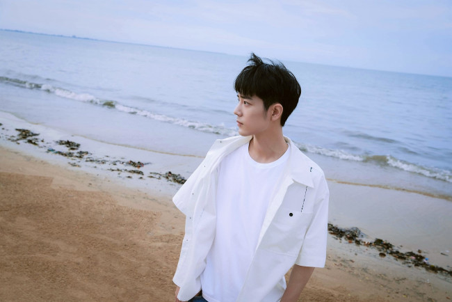 Обои картинки фото мужчины, xiao zhan, актер, рубашка, футболка, берег, море