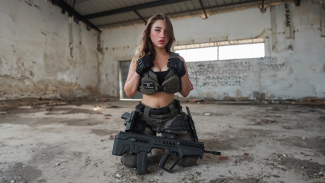 Обои картинки фото девушка - girl, девушки, - девушки с оружием, rifle, бронелифчик, ammunition, israel, defense, force, natalia, fadeev, tavor, tar-21