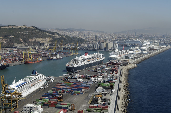 Обои картинки фото порт, барселоны, корабли, порты, причалы, пейзаж, краны, лайнеры