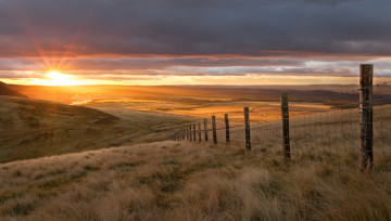 Картинка природа восходы закаты восхоод ограда солнце склон поля холмы утро