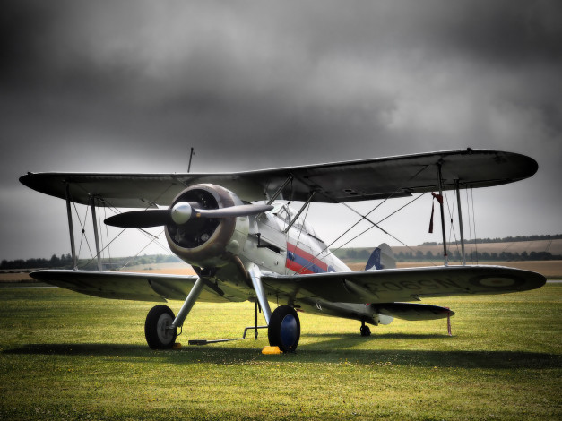 Обои картинки фото gloster gladiator, авиация, лёгкие и одномоторные самолёты, тучи, поле, биплан, истребитель