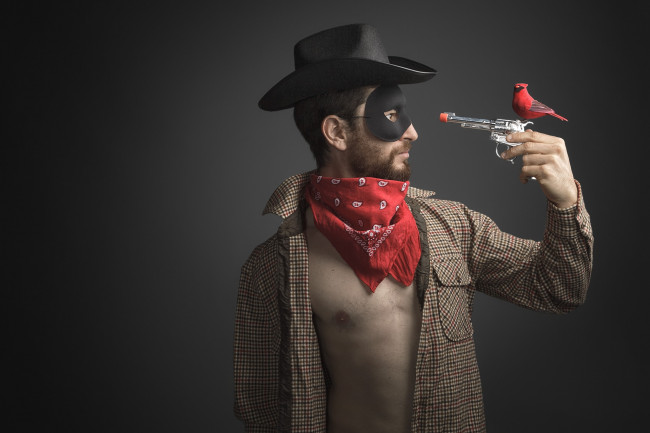 Обои картинки фото юмор и приколы, пистолет, птичка, маска