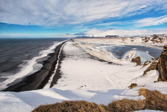 Картинка природа побережье море зима снег скалы облака небо