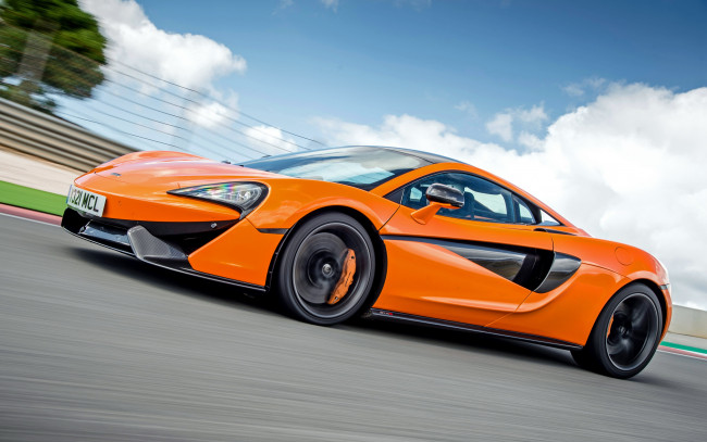 Обои картинки фото автомобили, mclaren, макларен, оранжевый, 570s, скорость, облака, дорога, шоссе, трасса