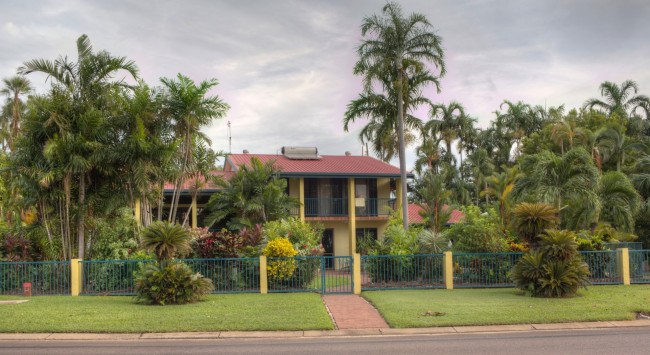 Обои картинки фото австралия, города, - здания,  дома, пальмы, забор, дорога