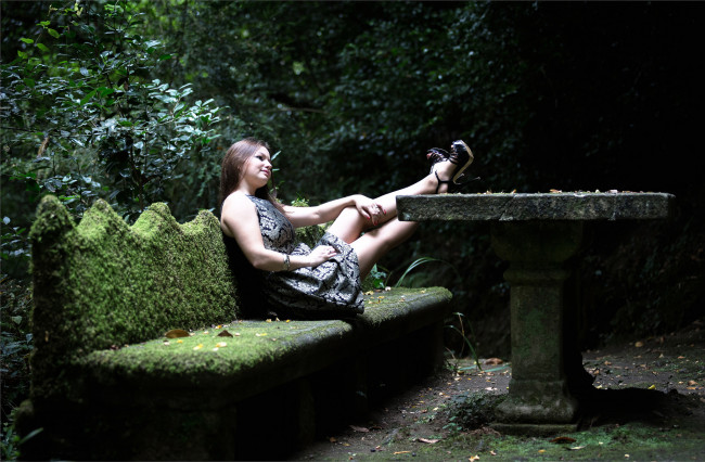 Обои картинки фото девушки, -unsort , брюнетки,  шатенки, скамья, лес, ветви