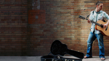 Картинка музыка -другое мужчина гитара футляр стена