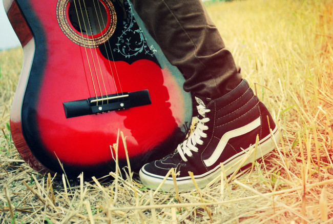 Обои картинки фото музыка, -музыкальные инструменты, трава, гитара, нога, человек
