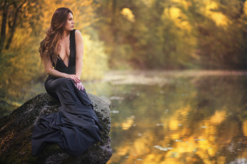 Картинка девушки -+брюнетки +шатенки камень водоем шатенка декольте черное платье martyna lasota