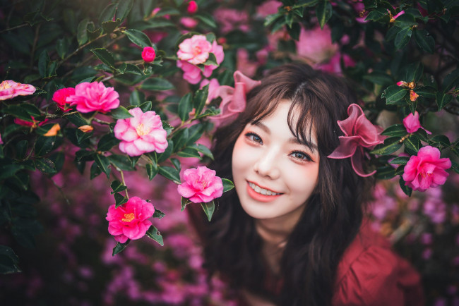 Обои картинки фото девушки, - азиатки, азиатка, улыбка, цветы