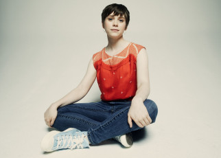 обоя sophia lillis 2023 photoshoot, девушки, - брюнетки,  шатенки, cофия, лиллис, актриса, кино, телевидение, краун, хайтс, нью, йорк, сша