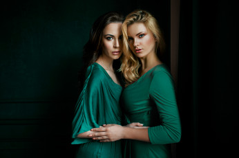 Картинка девушки carla+sonre damian piorko зеленое платье блондинка carla sonre две женщины портрет