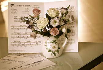 Картинка цветы букеты композиции кувшин розы ноты эустома elena di guardo