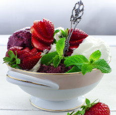 Картинка еда мороженое десерты клубника ягоды мята