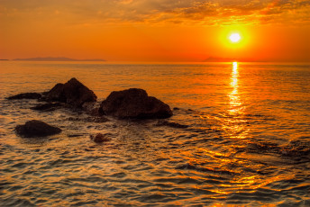 Картинка природа восходы закаты дымка горизонт океан острова камни солнце свет