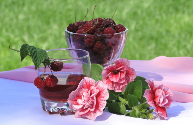 Обои картинки фото еда, малина, сок, ягоды, петуния