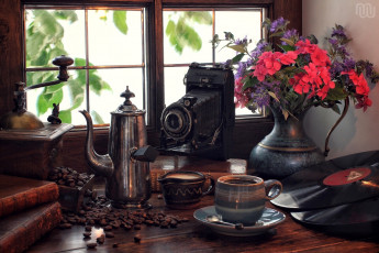 Картинка еда натюрморт фотоаппарат ретро винил пластинки букет кофемолка книги окно кофе кофейник цветы