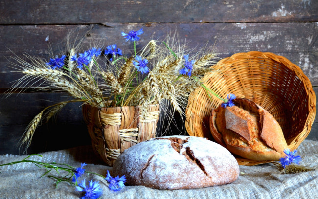 Обои картинки фото еда, хлеб,  выпечка, васильки, натюрморт, пшеница, колоски