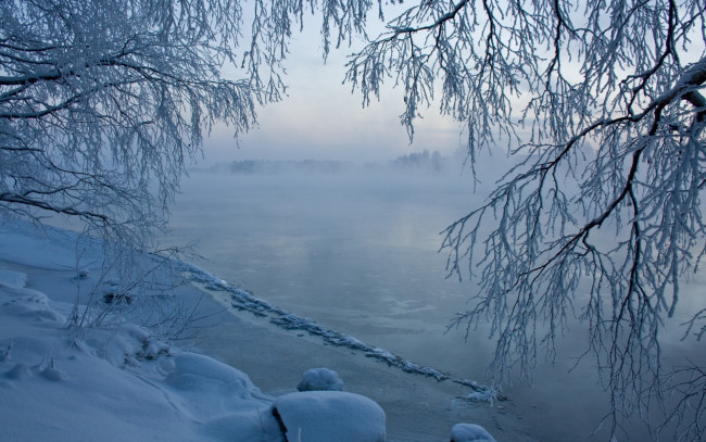 Обои картинки фото природа, зима, снег, деревья, дымка, лед, река