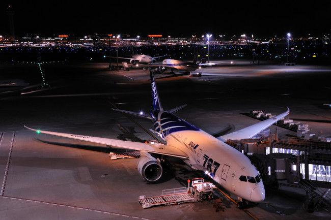 Обои картинки фото авиация, авиационный пейзаж, креатив, ночь, аэропорт, стоянка, лайнер
