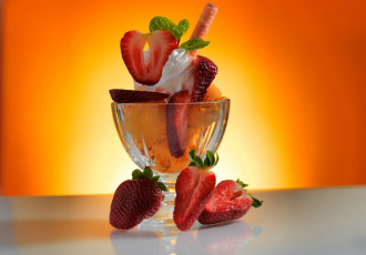 Картинка еда мороженое +десерты бокал клубника сливки