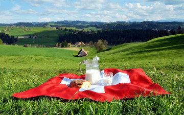 обоя еда, масло,  молочные продукты, луг, холмы, панорама, скатерть, кувшин, молоко, хлеб