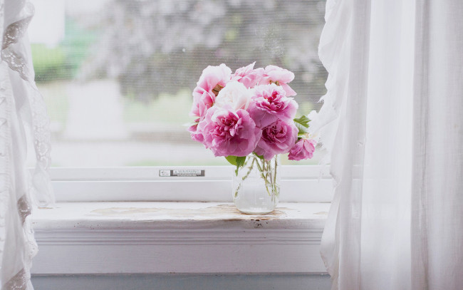 Обои картинки фото цветы, розы, окно, занавески, букет