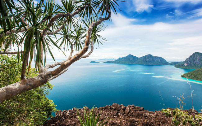 Обои картинки фото природа, тропики, малайзия, побережье, бунгало, пляж, скалы, bohey, dulang, island, панорама, горизонт, небо, море
