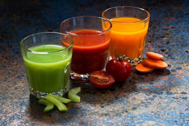 Обои картинки фото еда, напитки,  сок, томат, помидор, сельдерей, морковь